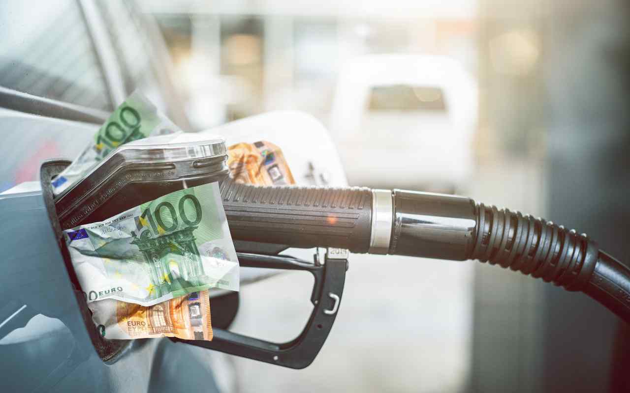 Prezzo Benzina aumenti 300 euro a famiglia