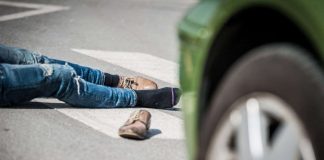 Auto impazzisce e attacca i pedoni: video da brividi, lo investe in pieno