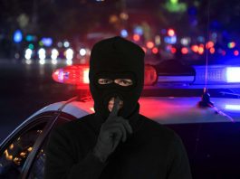 Ruba auto di fronte alla polizia, ma l'epilogo è sconcertante: la storia sta facendo il giro del mondo