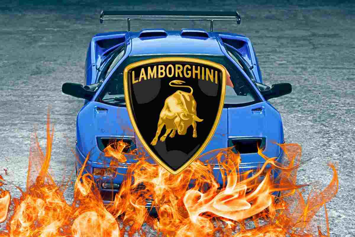 Una Lamborghini prende fuoco, le immagini sono da paura: è tutto distrutto