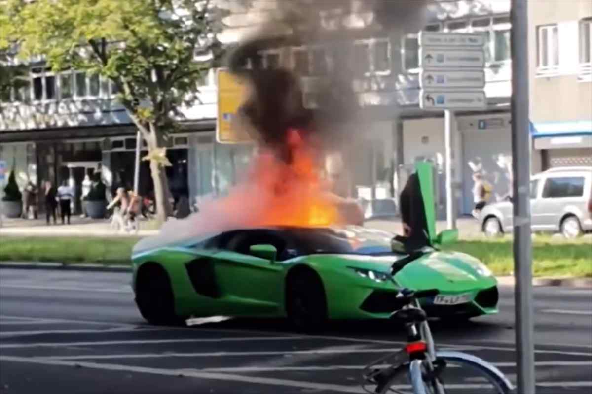 Lamborghini Aventador fiamme
