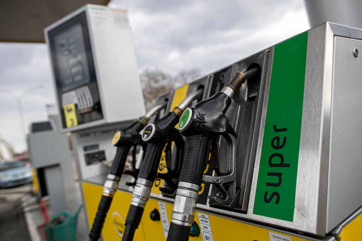 controlli alle pompe di benzina