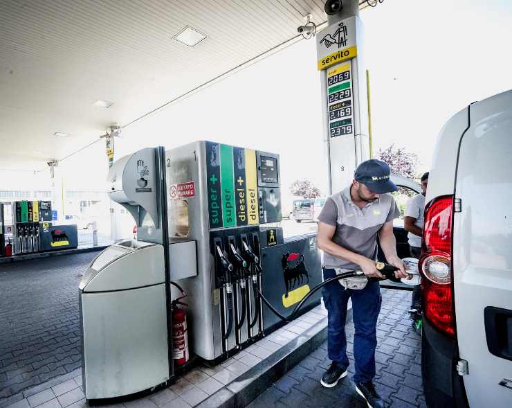 Benzina, costo sempre più alto in UE
