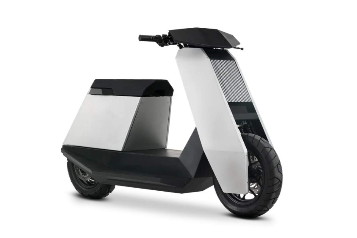 Scooter che assomiglia a Tesla Cybertruck