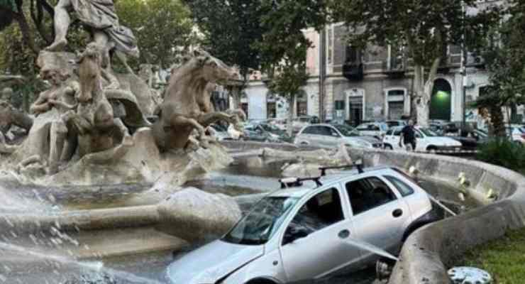 Auto finisce nella fontana di Catania
