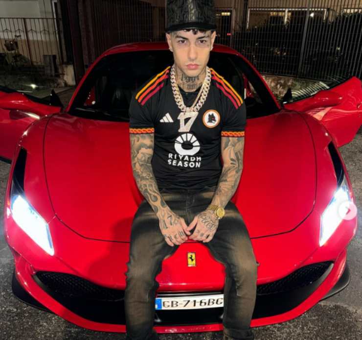 Tony Effe Ferrari nuova auto Sfera Ebbasta
