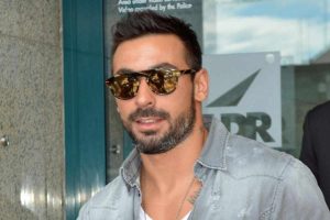 Il Pocho Lavezzi fotografato in strada con la bellissima italiana