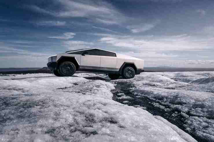 Tesla Cybertruck arrivata sul mercato: tutte le sue caratteristiche