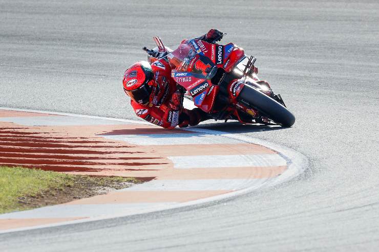 Pecco Bagnaia festeggiato dalla Juventus