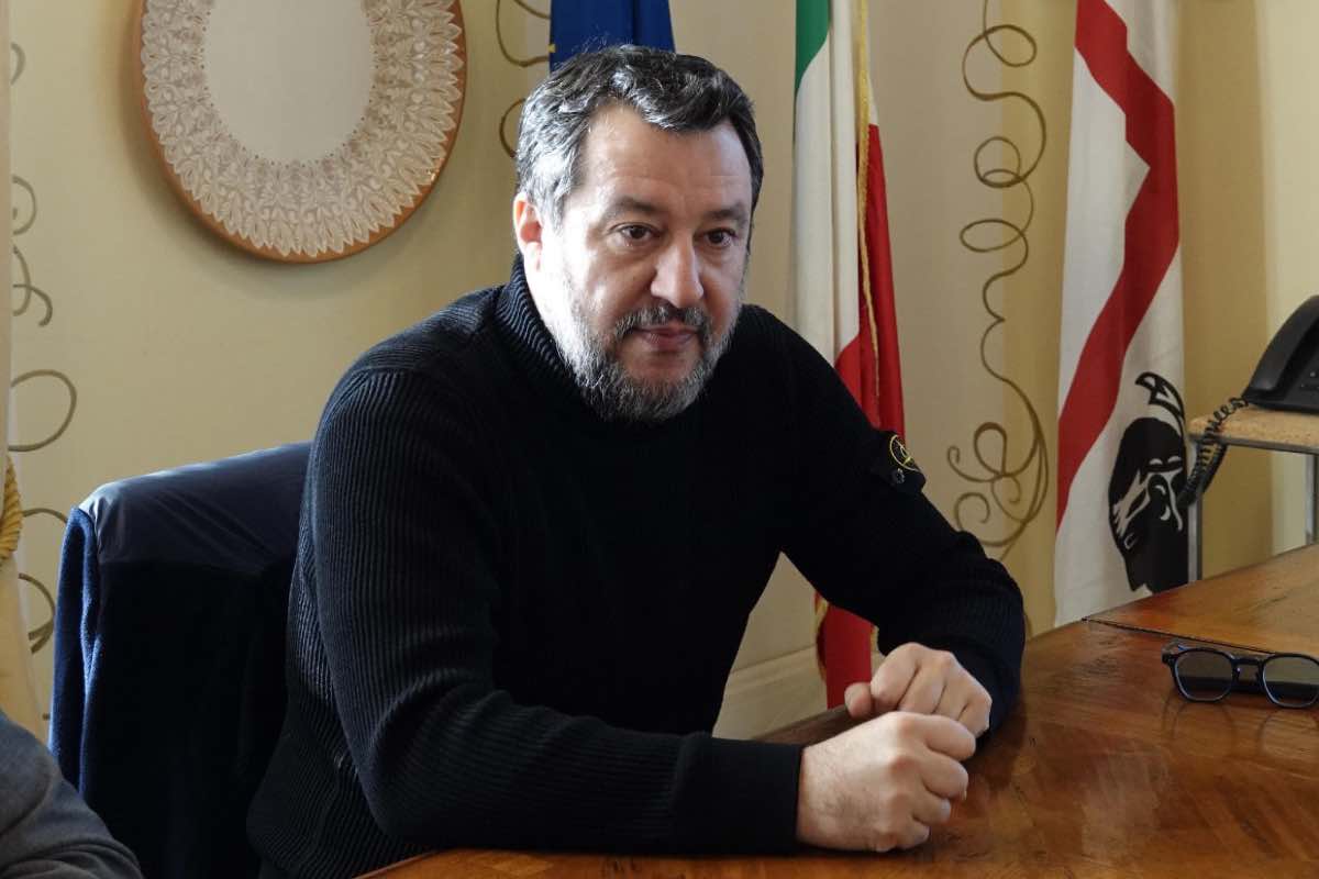 Salvini parla della disposizione UE sull'elettrico