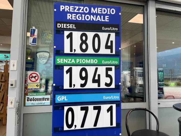 Prezzo medio regionale stazione benzina carburante