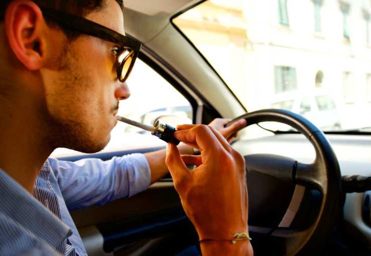 Sigarette in auto, la normativa e la multa