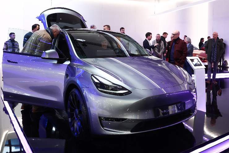 Tesla Model Y che guerra