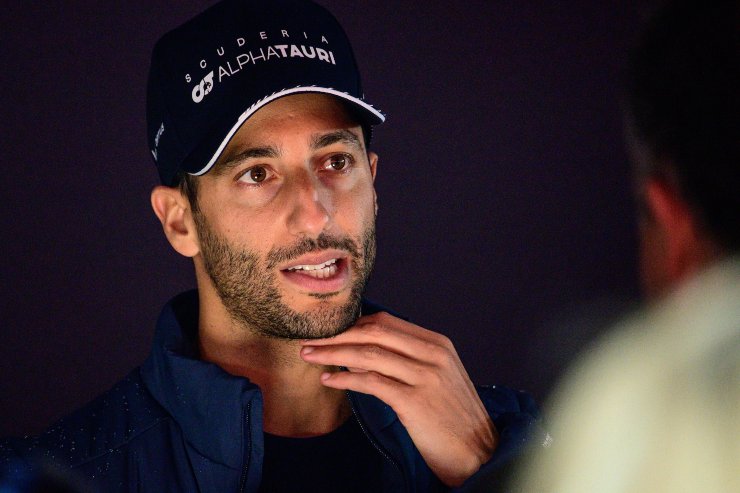 Daniel Ricciardo infortunio polso elefante F1 problemi