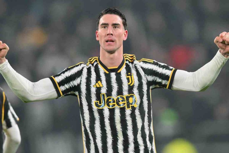 Vlahovic auto Maserati Grecale Trofeo nuova Juventus