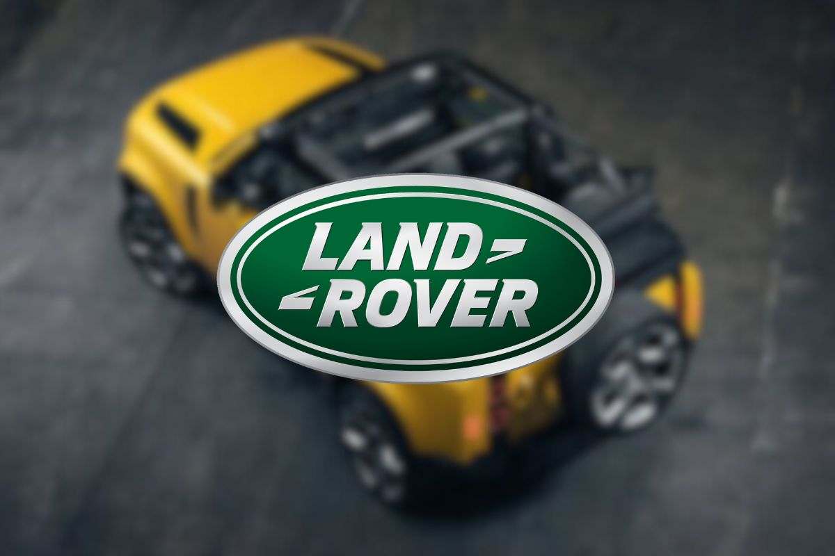 Rivoluzione Land Rover, la nuova Defender avrà il tetto panoramico: modello da paura ad un prezzo bomba