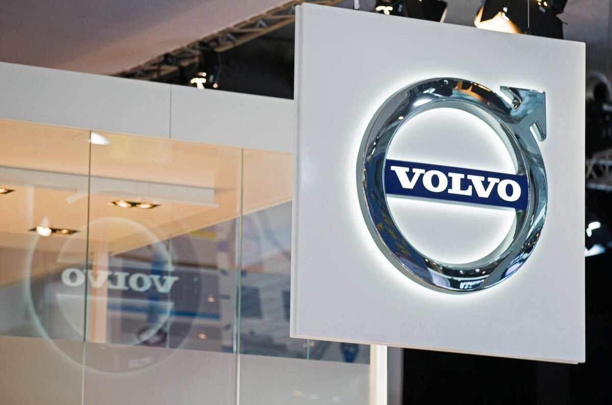 Il colosso automobilistico Volvo ferma la produzione per la crisi nel Mar Rosso