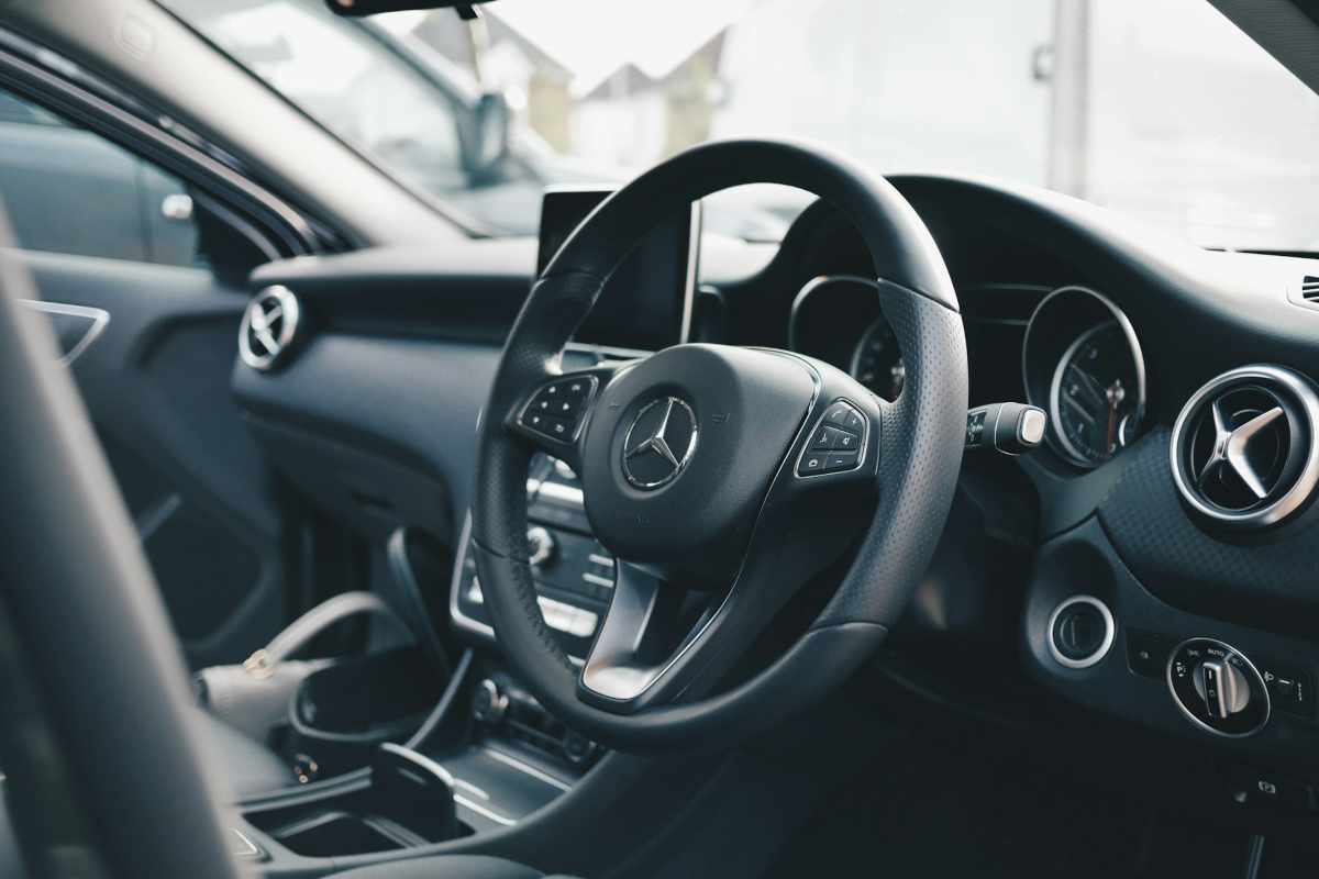 Gli interni di un'auto Mercedes