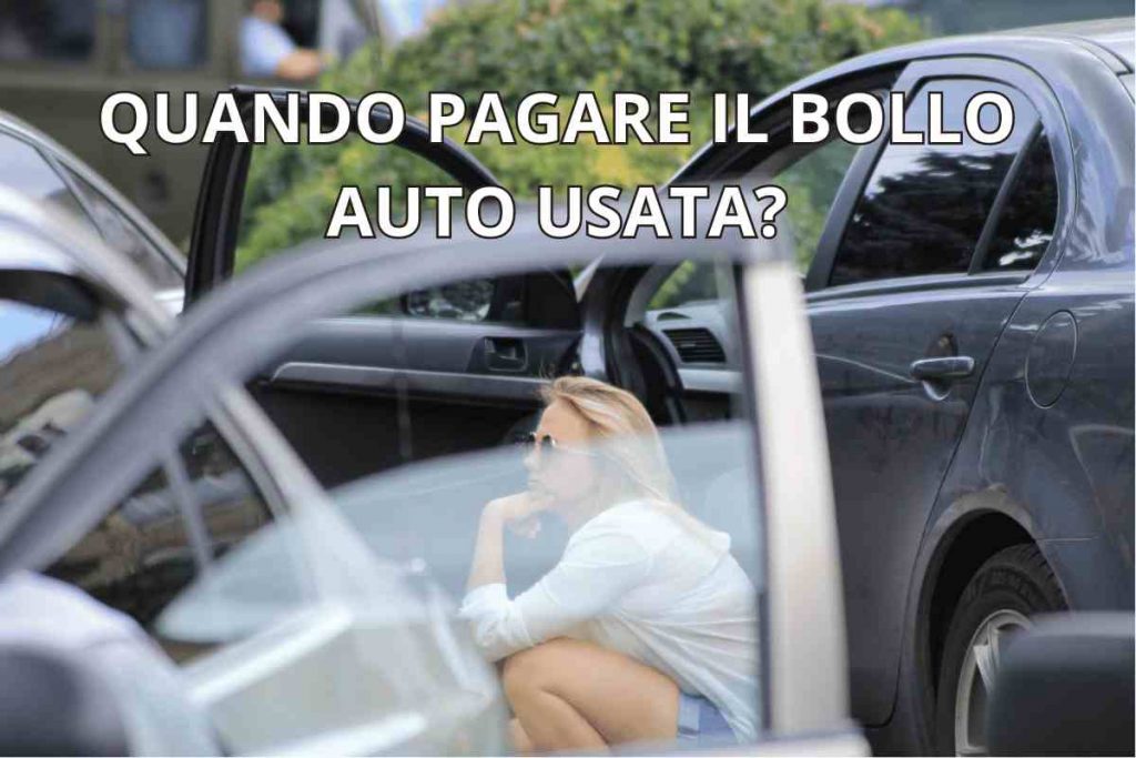 Automobili con portiere aperte e ragazza pensierosa