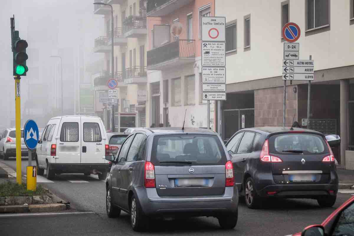 Smog Milano blocco traffico