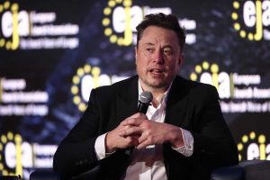 Il Governo dialoga con Musk per portare Tesla in Italia