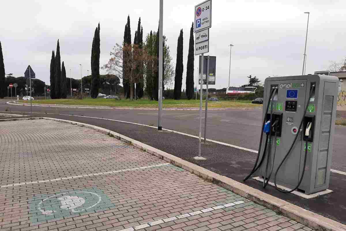 il connettore fake per auto elettriche