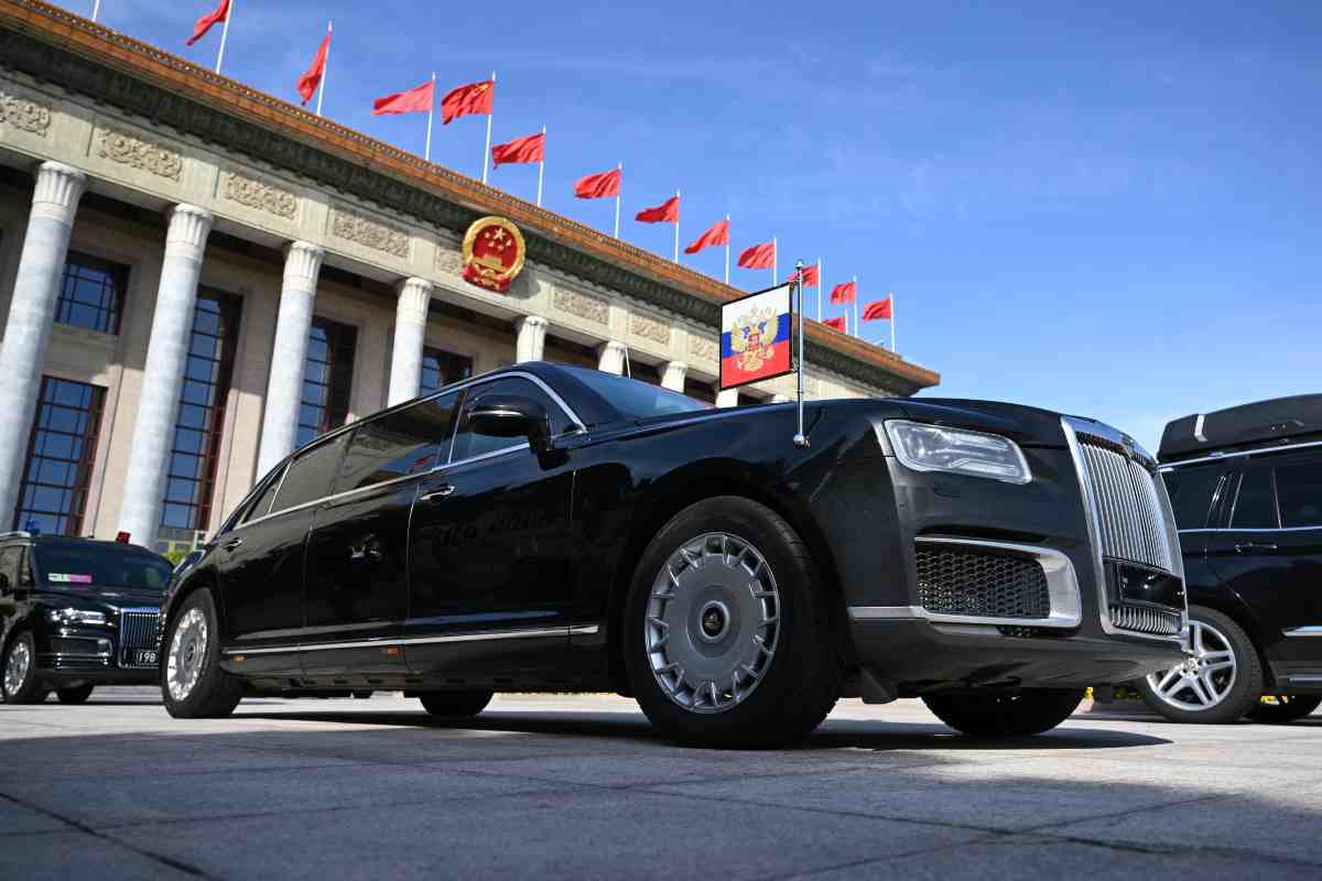 auto regalata da putin a kim limousine aurus senat