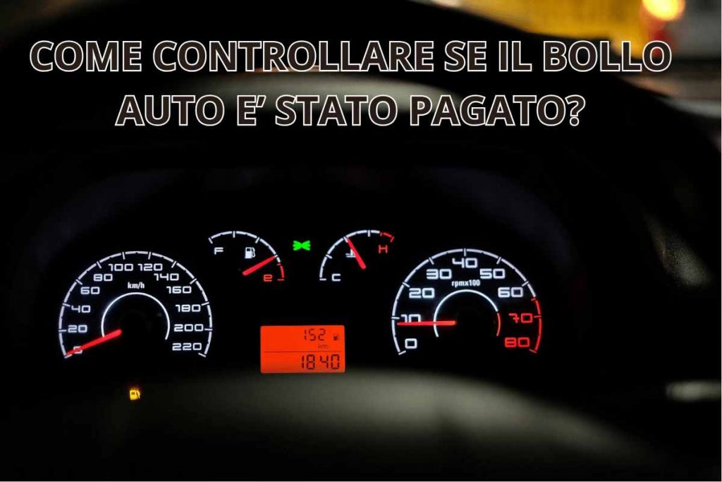 Cruscotto di automobile con vari indicatori e parte dello sterzo visibile