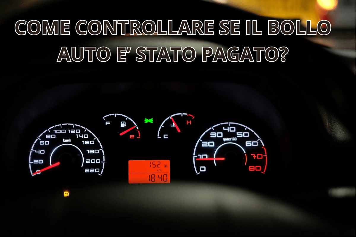 Cruscotto di automobile con vari indicatori e parte dello sterzo visibile