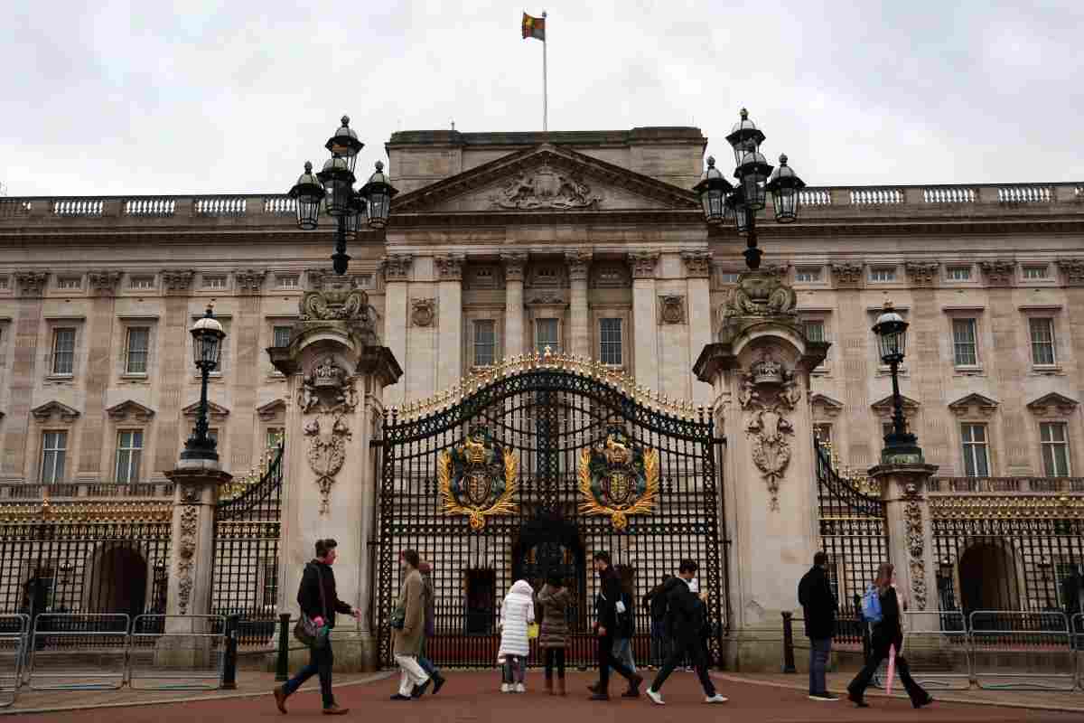 incidente auto buckingham palace casa reale arresto