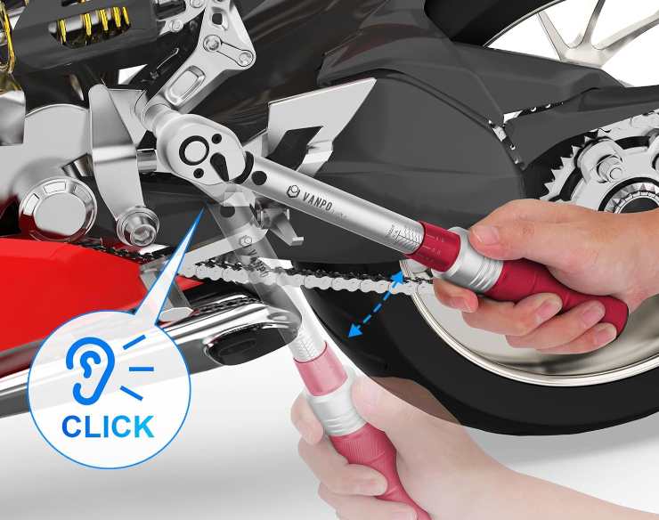 una chiave dinamometrica al momento del click durante l'utilizzo su una moto