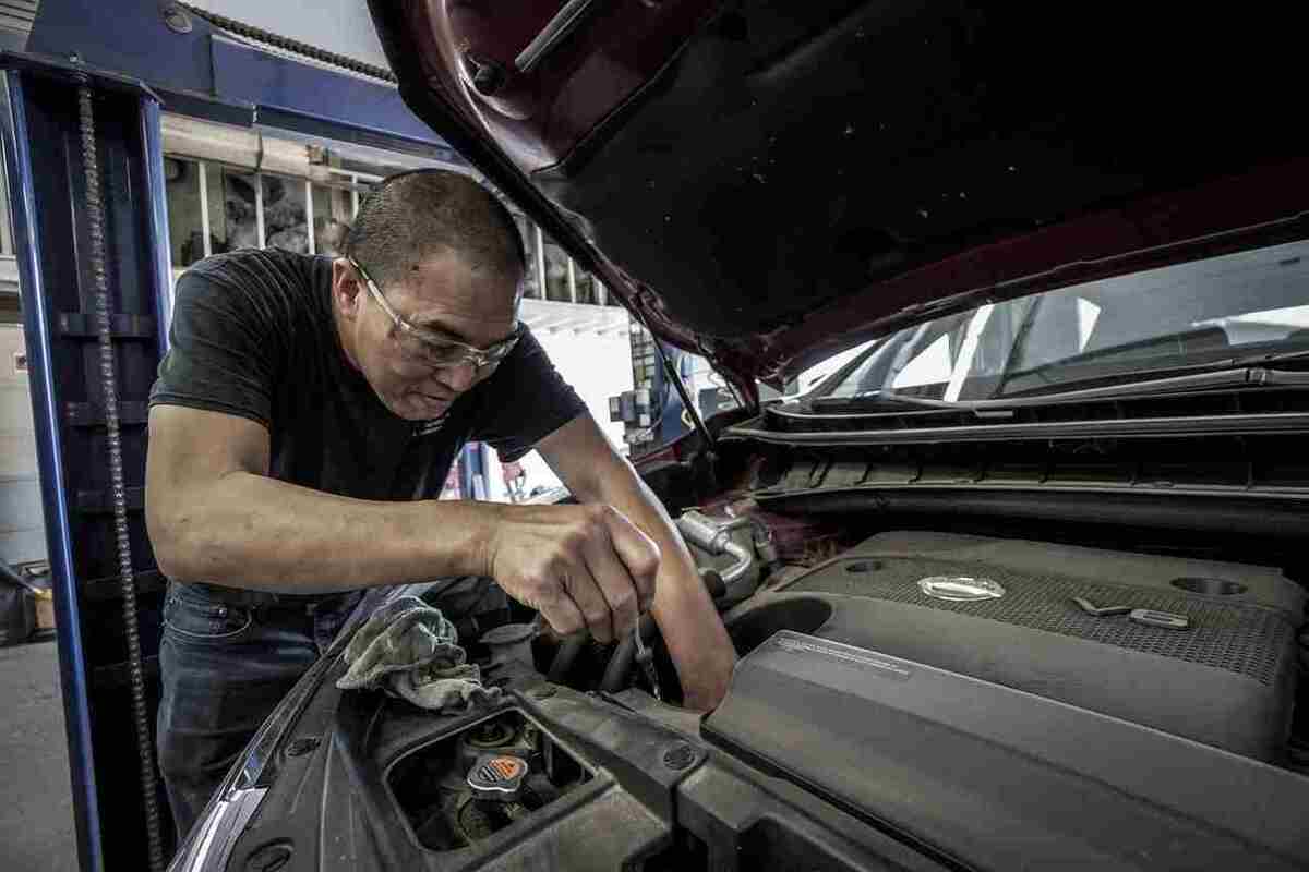 Meccanico durante i lavori di riparazioni ad un'automobile