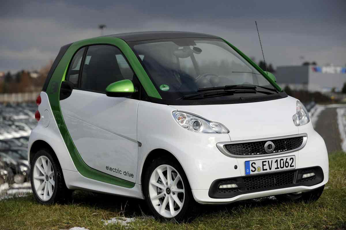 La Smart con il cuore Tesla fortwo elettrica