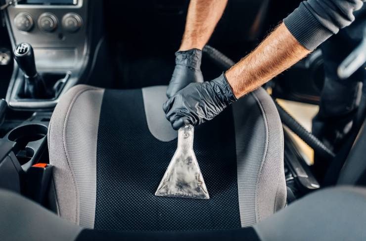 Come pulire i sedili delle auto con bicarbonato