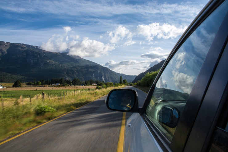 Specchietto retrovisore di un'automobile in corsa