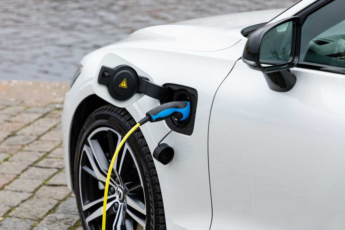 Auto elettriche costo incidente