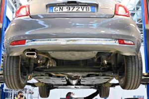 Mercato auto in crisi, spunta una previsione sul futuro: c'è già un problema