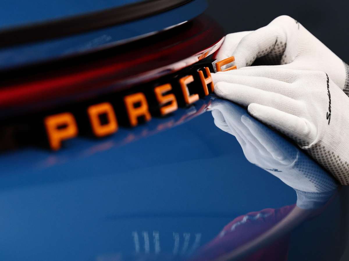 Marcia indietro di Porsche: il nuovo SUV è un clamoroso ritorno al passato, elettrico messo da parte?
