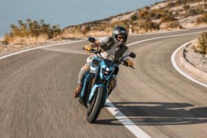 La moto elettrica che non si ferma mai: ha un'autonomia da record e una tecnologia da urlo