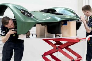 Aston Martin, le Valkyrie richiamate