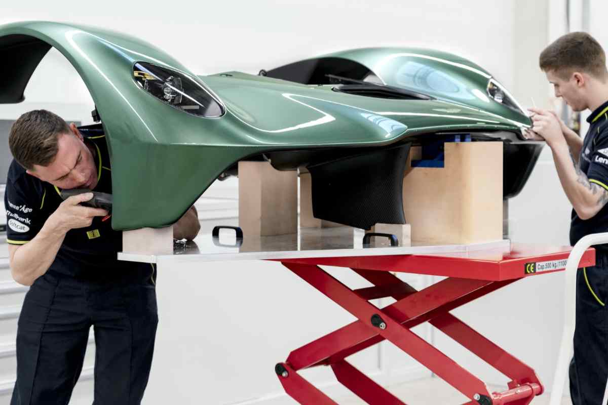 Aston Martin, le Valkyrie richiamate