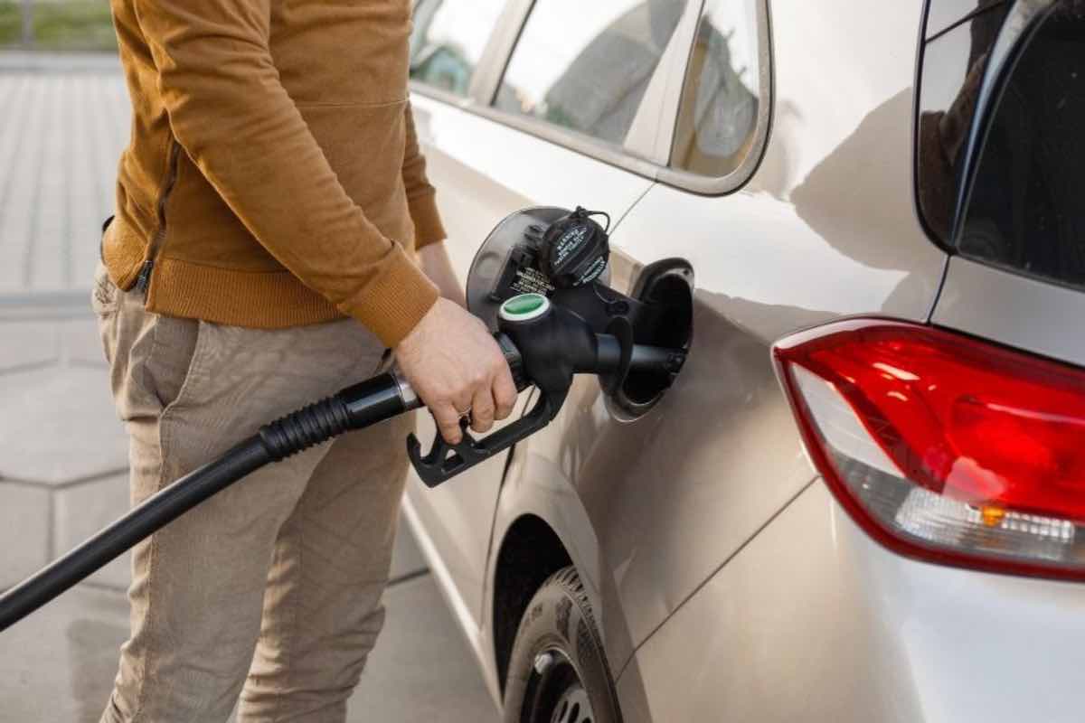 Si mette male per le auto a benzina e diesel