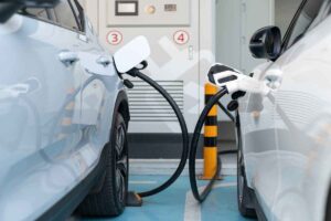 Benzina e diesel addio in Italia: l'Europa spinge il Governo ad "imporre" le auto elettriche a tutti