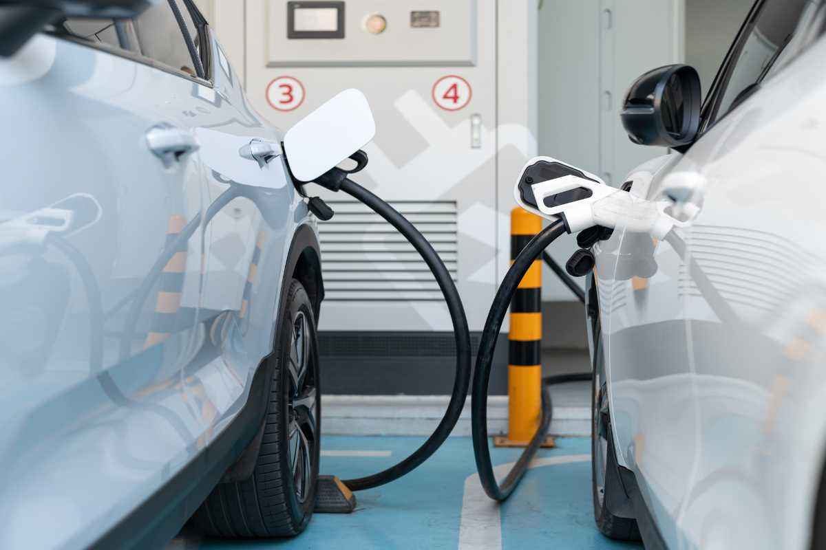 Benzina e diesel addio in Italia: l'Europa spinge il Governo ad "imporre" le auto elettriche a tutti