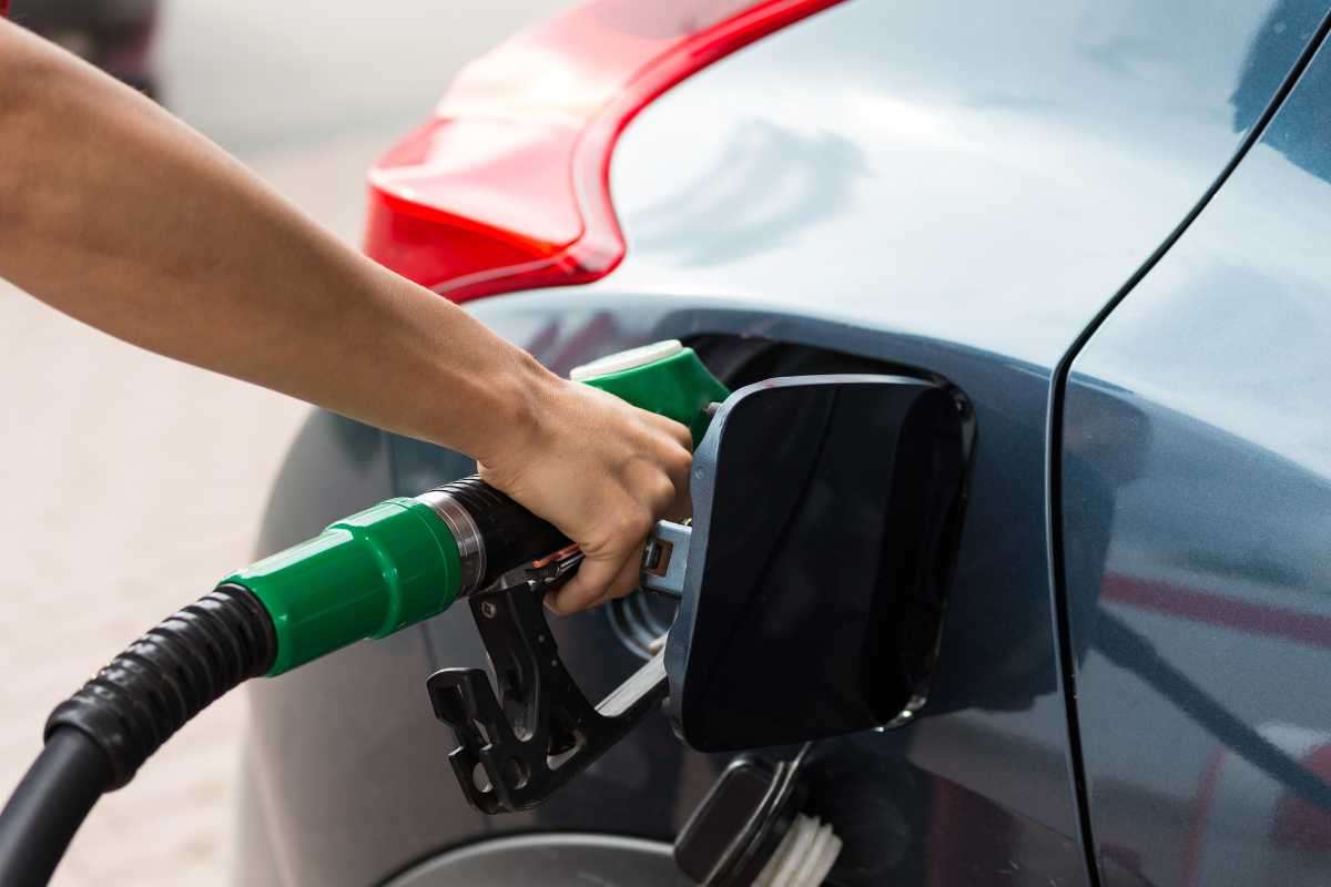 Benzina fatta definitivamente fuori: arriva il carburante del futuro, con un pieno fai più di 2.000 km