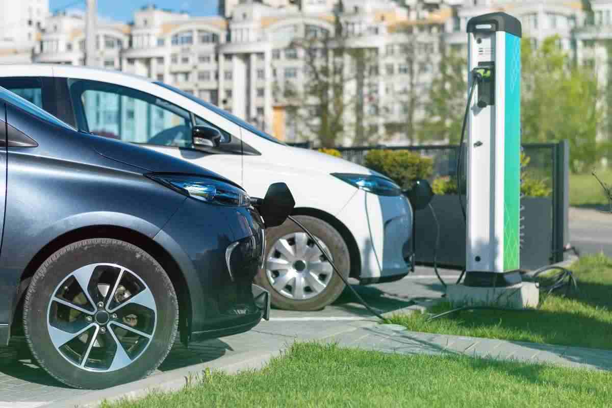 Dietrofront sulle auto elettriche? Arriva una decisione che cambia tutto, stop ai vantaggi