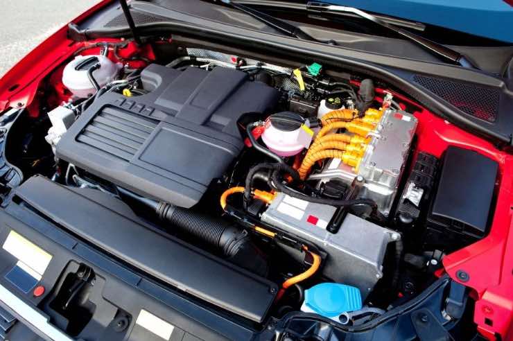 Batteria auto ibrida ecco quanto dura