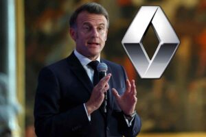 La clamorosa gaffe su questa Renault fa il giro del mondo: coinvolto Emmanuel Macron