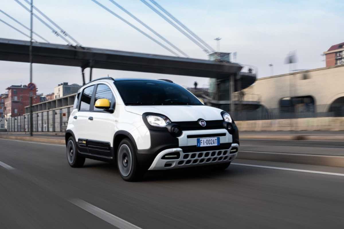 FIAT Panda ibrida, il costo per percorrere 100 km: i dati sui consumi la rendono una best seller