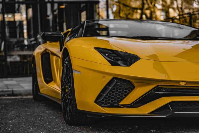 Porta la Lamborghini in officina: il preventivo è altissimo, prende una decisione che fa il giro del web (VIDEO)